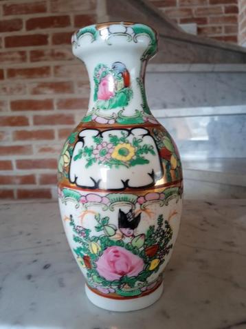 Chinese Decoratieve Porseleinen Vaasje  beschikbaar voor biedingen