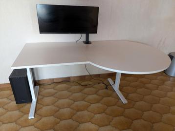 Bureau met vergaderstuk wit beschikbaar voor biedingen