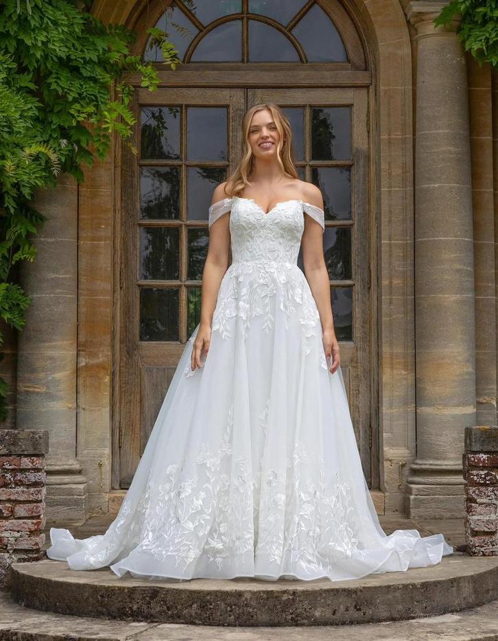 Prachtige, nooit gedragen BEATA trouwjurk + accessoires, Vêtements | Femmes, Vêtements de mariage & Accessoires de mariage, Neuf