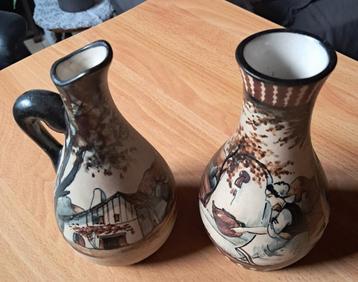 oud vaasje en kannetje, beschilderd met tafereeltje beschikbaar voor biedingen