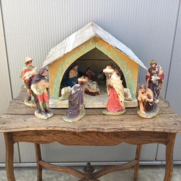 Oude kerststal met beeldjes en verlichting beschikbaar voor biedingen