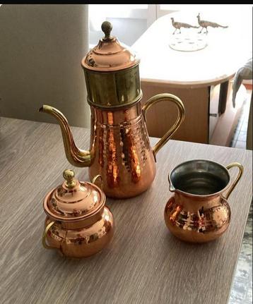 Vintage rood koperen koffieservies beschikbaar voor biedingen
