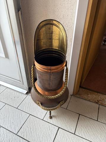 Antieke parapluhouder beschikbaar voor biedingen