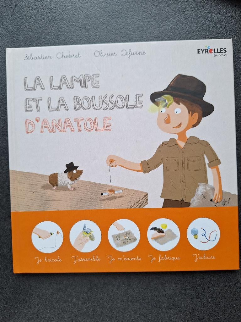 la lampe et la boussole d'Anatole - Eyrolles - dès 6 ans, Livres, Enlèvement ou Envoi, Fiction général, Eyrolles, Comme neuf