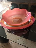 Roze glazen saladeschaal + roze glazen dienbladset 5€, Huis en Inrichting, Keuken | Tupperware, Zo goed als nieuw