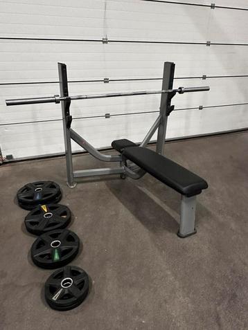 Vlakke Bench Press met 100kg Olympische Gewichten + Barbell beschikbaar voor biedingen