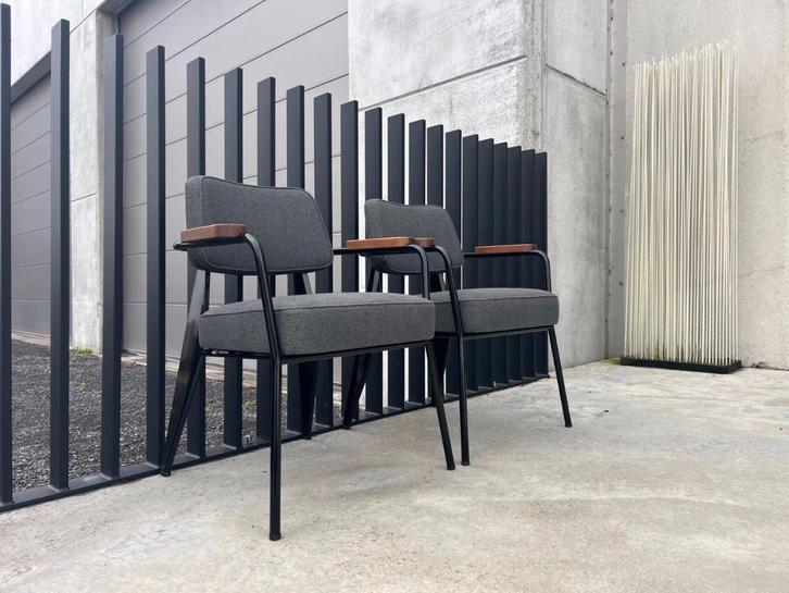 VITRA PROUVE FAUTEUIL DIRECTION, 2x, Huis en Inrichting, Stoelen, Nieuw, Vier, Hout, Metaal, Stof, Grijs, Verzenden