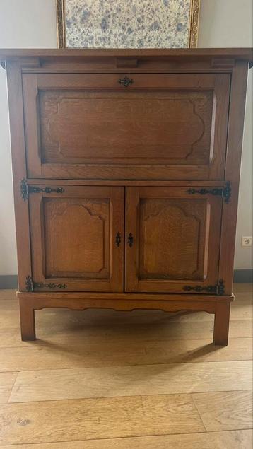 Armoire vintage disponible aux enchères