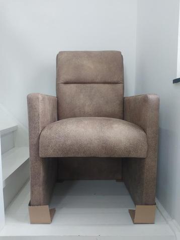 Moderne fauteuils op wieltjes beschikbaar voor biedingen