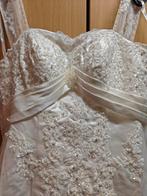 Dit is een trouwjurk met kantapplicaties en kralenversiering, Ophalen, Trouwjurk