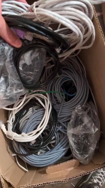 Ethernet cable two boxes beschikbaar voor biedingen