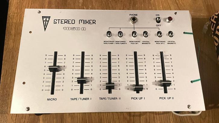 Table de mixage stéréo Tti 1050A en aluminium brossé, Muziek en Instrumenten, Mengpanelen, Zo goed als nieuw, 5 tot 10 kanalen