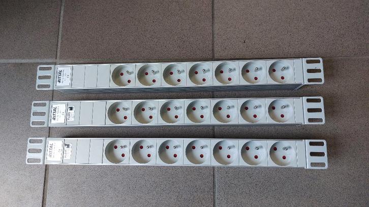 Lot 3 Bandeaux de 7 prises Rittal DK7240.517, Computers en Software, Serverkasten, Gebruikt, Ophalen