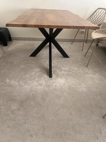 Eettafel beschikbaar voor biedingen