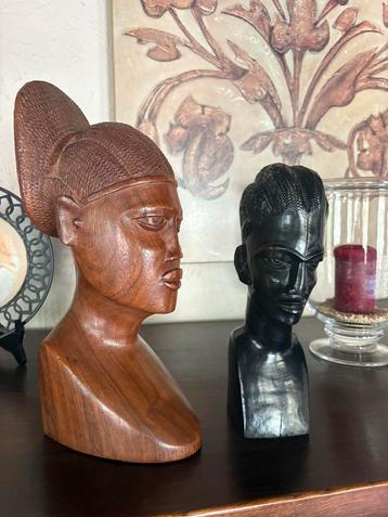 Twee authentieke houten bustes uit Congo (jaren ’60) beschikbaar voor biedingen