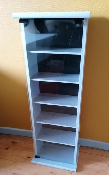 DVD / CD kast met glazen deur beschikbaar voor biedingen