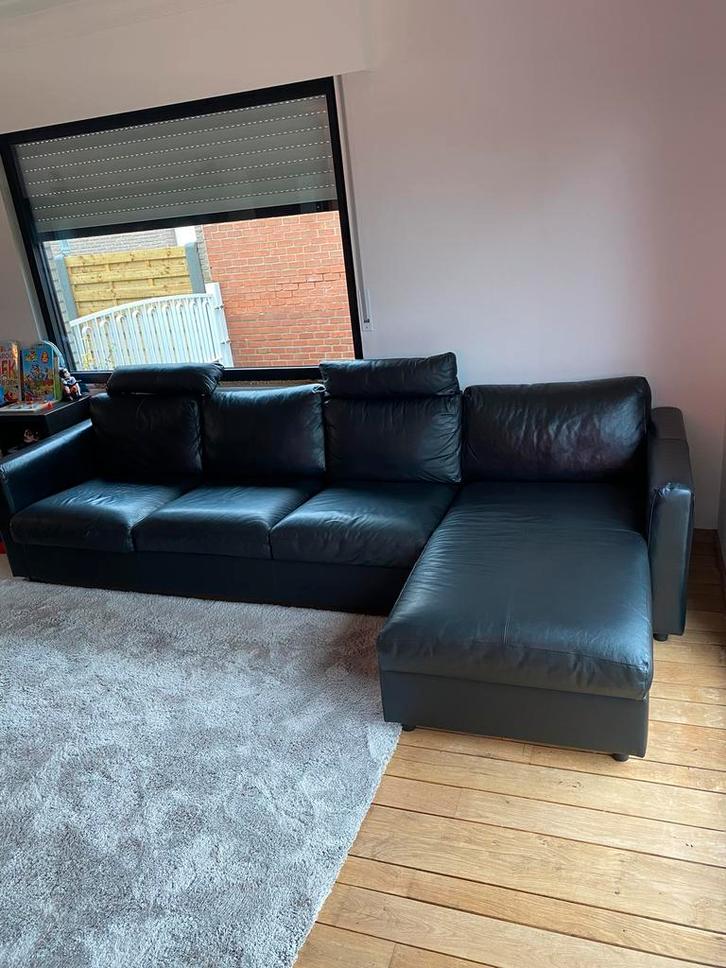 Zwarte lederen zetel - sofa - ikea - buffelleer - met poef, Huis en Inrichting, Zetels | Complete zithoeken, Zo goed als nieuw