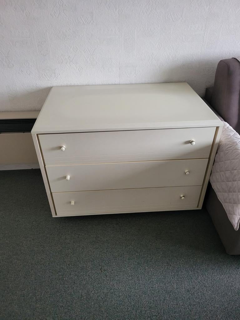 Witte ladekast op wieltjes,
Makkelijk verplaatsbaar
96 breed, Ophalen