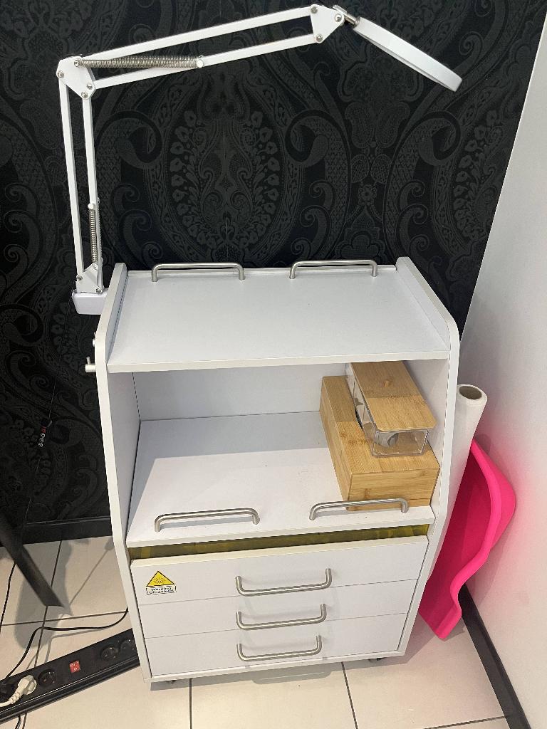 Charriot de pédicure avec lampe - loupe, Maison & Meubles, Maison & Meubles | Autre, Comme neuf, Enlèvement