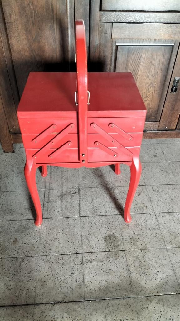 Vintage rode houten naaikoffer op poten, Ophalen