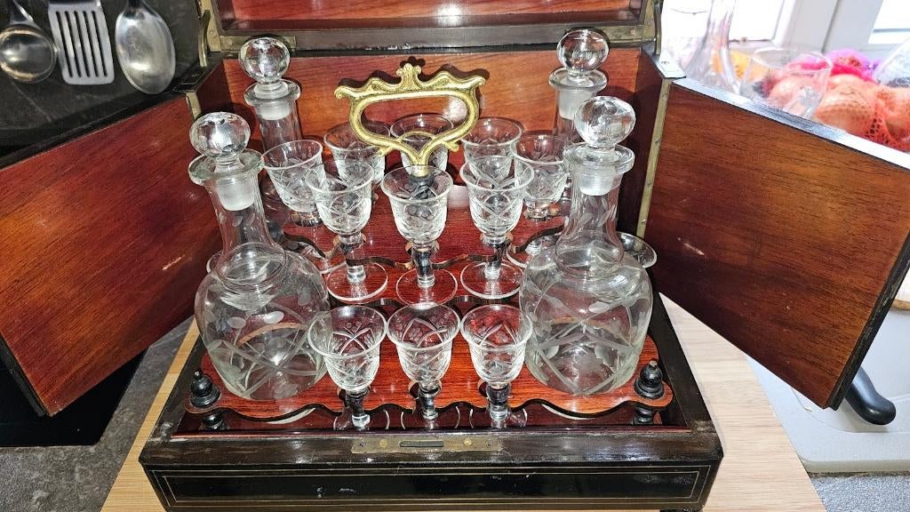 cave à liqueurs, Enlèvement