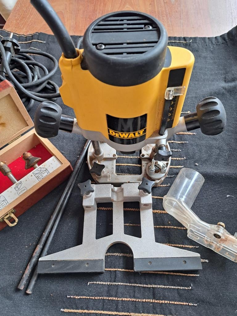 Bovenfreesmachine + koffer met koppen dewaltj, Doe-het-zelf en Bouw, Ophalen