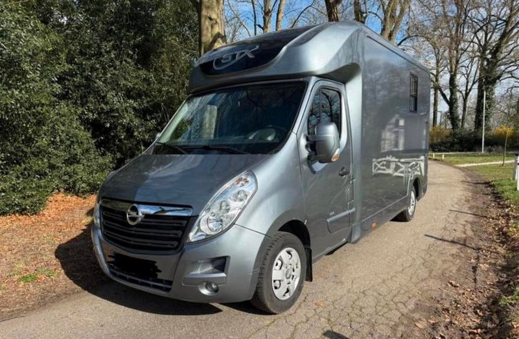 Op zoek naar een paardenwagen paardencamionette STX Krismar, Ophalen