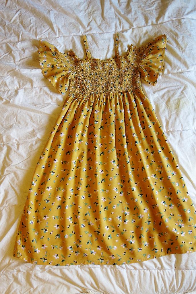 Robe haut smoké, 10 ans (140), état neuf, Robe ou Jupe, Enlèvement ou Envoi, Comme neuf, Z