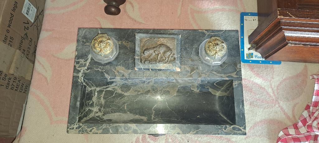 Encrier en marbre, Enlèvement