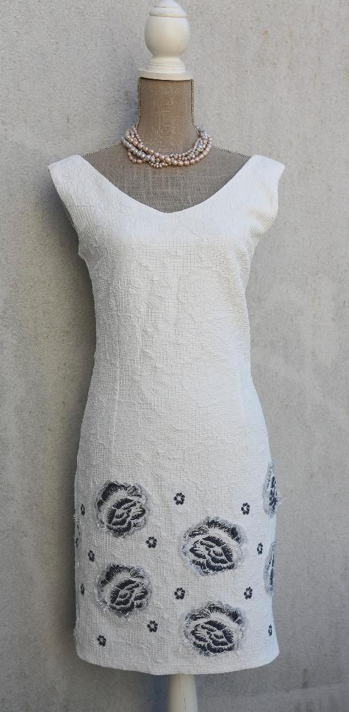 Très jolie robe blanche et bleue - Taille 40 (plutôt 38), Vêtements | Femmes, Robes, Comme neuf, Taille 38/40 (M), Blanc, Enlèvement ou Envoi