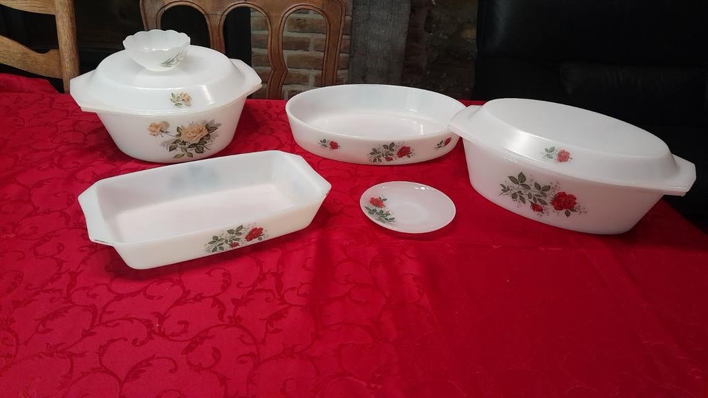 Vaisselle arcopal motif rose, Enlèvement