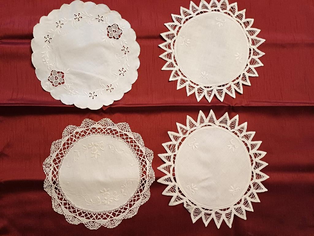 lot de 4 napperons brodés, Enlèvement, Comme neuf
