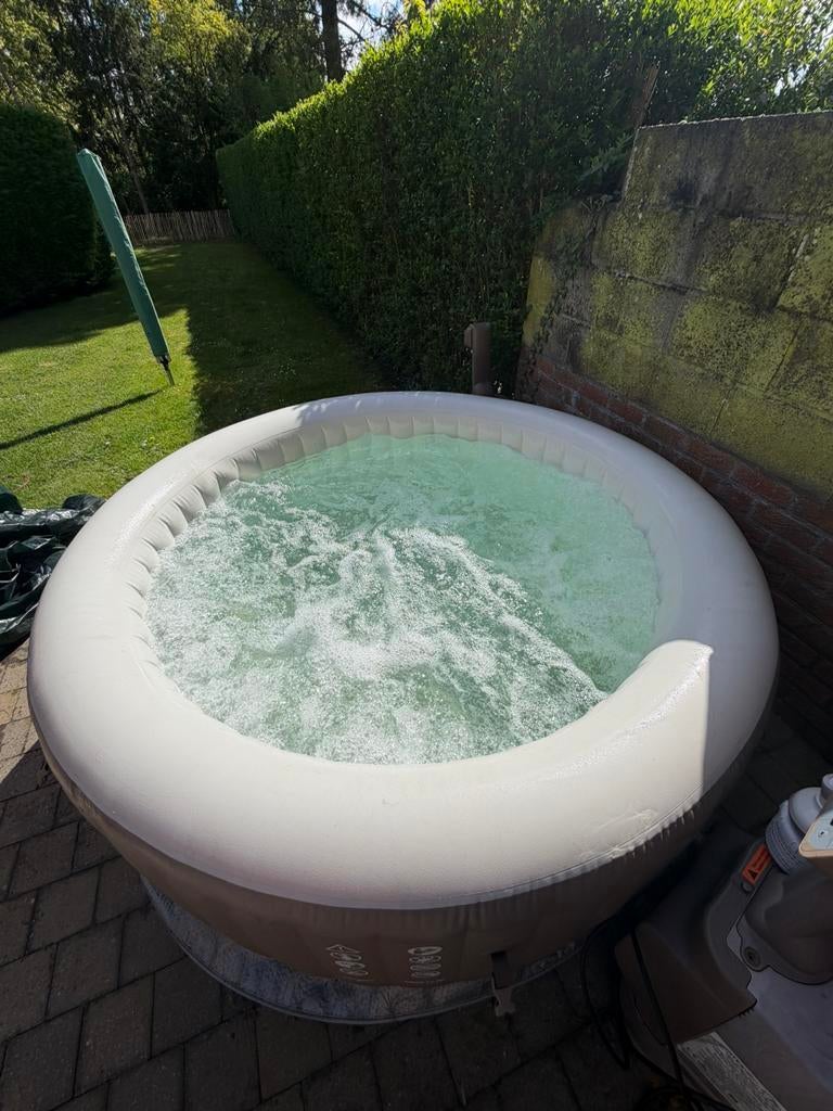 Jacuzzi INTEX en très bon état !, Enlèvement, Comme neuf, Pompe