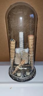 Stolp in glas met inhoud verrekijker kerkboekjes oude ledere, Ophalen