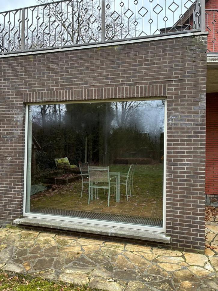 Vast aluminium raam van 2012 met HR+, Doe-het-zelf en Bouw, Raamkozijnen en Schuifdeuren, Zo goed als nieuw, Aluminium, Ophalen