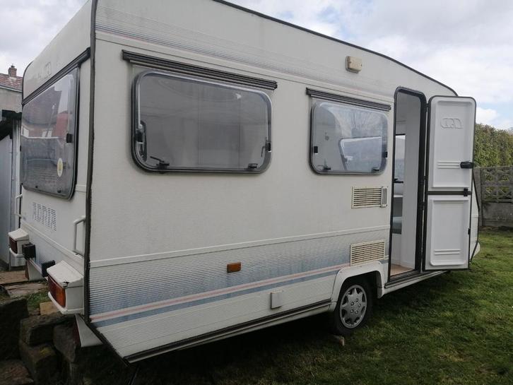 Adria imv 800kilo, Caravanes & Camping, Caravanes, Particulier, Adria, Lit fixe, Enlèvement