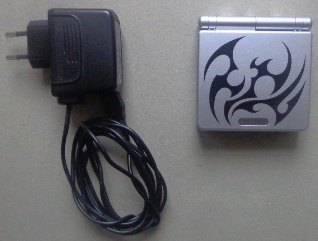 Gameboy Advance SP Tribal AGS-001 + originele oplader, Ophalen of Verzenden, Zo goed als nieuw