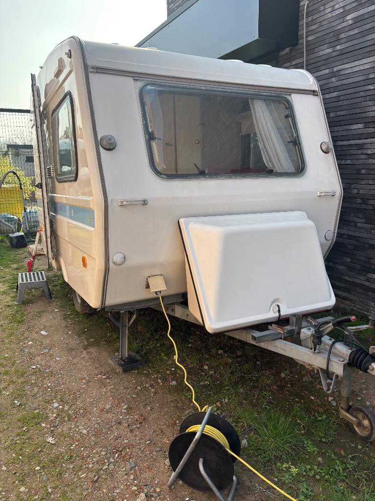 Predom, Caravans en Kamperen, Caravans, Particulier, tot en met 3, 500 - 750 kg, Treinzit, Predom, Dwarsbed, Fietsenrek, Koelkast