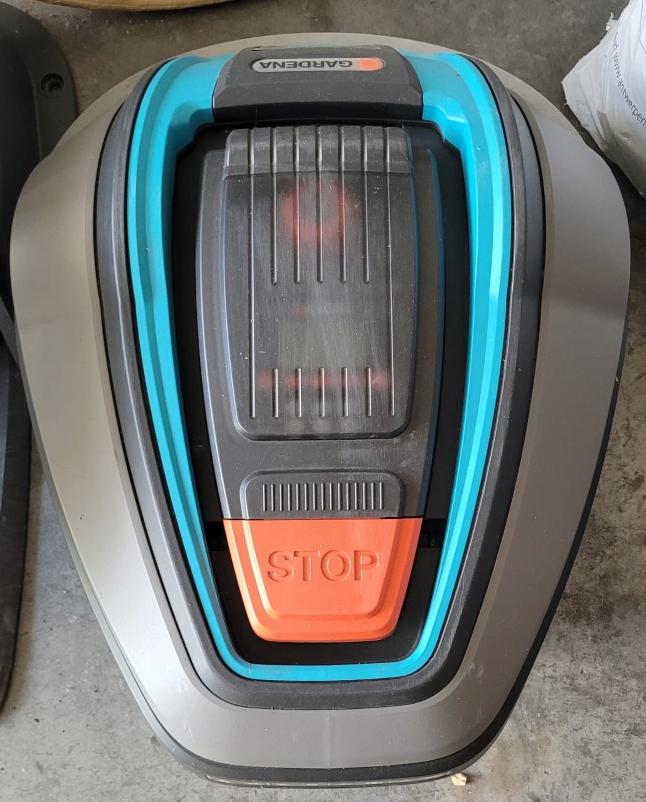 Robotmaaier Gardena R38Li + garage + set mesjes, Ophalen, Gebruikt, Minder dan 20 cm, Gardena R38Li