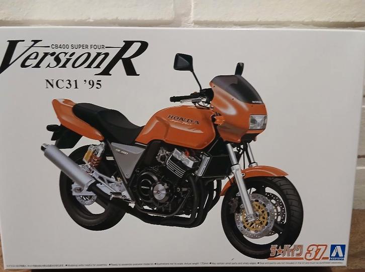 Aoshima (A06576): Honda NC31 Version R Super Four au 1:12, Hobby en Vrije tijd, Modelbouw | Auto's en Voertuigen, Nieuw, Overige typen