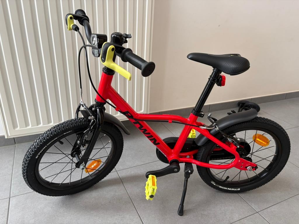 Vélo enfant 16′′ 900 Alu B’Twin + casque + petites roues, Vélos & Vélomoteurs, Stabilisateurs, B-Twin, Enlèvement, Comme neuf