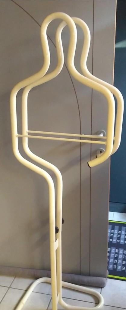 kledingrek wit, Ophalen