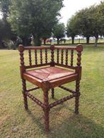Stevige oude hoekstoel met bobbin structuur., Ophalen