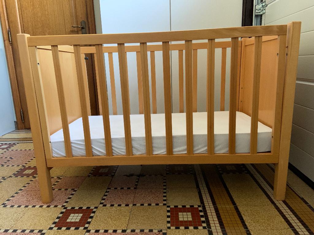 Kinderbedje, Huis en Inrichting, Ophalen, Gebruikt, 190 cm of minder, Tijdloos, cognac kleur