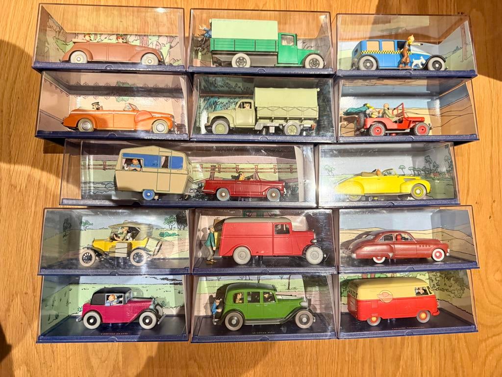 14 voitures Moulinsart Tintin à l'échelle 1:43, Enlèvement ou Envoi, Comme neuf, Voiture, Autres marques