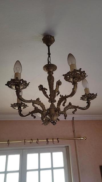 Bronzen kroonluchter in Louis XV-stijl met cherubijnen beschikbaar voor biedingen