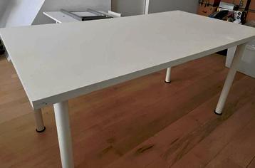 Tafel met uitschroefbare poten beschikbaar voor biedingen