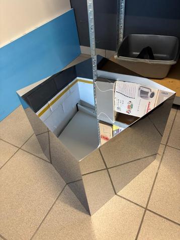 3 sièges en forme de cube (1 en métal et 2 autres matériaux) beschikbaar voor biedingen