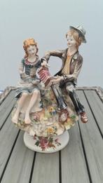 Porseleinen beeld Jongen met accordion en meisje, Collections, Statues & Figurines, Comme neuf, Humain, Enlèvement