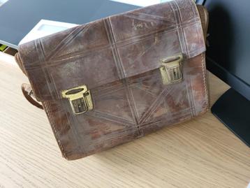 80 jarig lederen boekentasje, Handtassen en Accessoires, Tassen | Schooltassen, Ophalen, Bruin, Aktetas of Boekentas, Leer